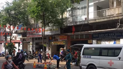 Rơi từ lầu 4 xuống đường, một phụ nữ tử vong