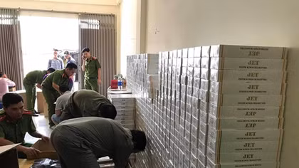  16.000 gói thuốc lá lậu giấu dưới hàng tạp hóa phòng trọ Ngủ Ngon