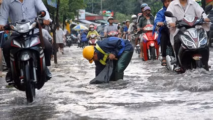 Mưa cộng triều cường, người dân bì bõm trong dòng nước đen kịt