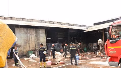 Một giờ 2 vụ cháy lớn giữa trưa
