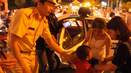 Người nhà vui mừng khi đón bé trai đi lạc từ tay CSGT
