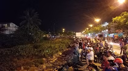 Tên cướp tiệm vàng ẩn nấp dưới dòng kênh thối