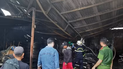 Nhà kho rộng 1.000m2 trong bãi xe chứa giường nệm y tế bốc cháy