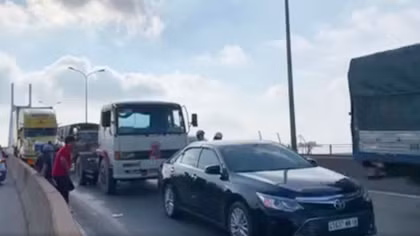 Kẹt xe nhiều giờ do 3 xe tông dây chuyền dưới chân cầu Phú Mỹ