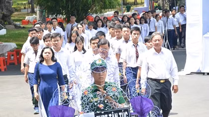 Dòng người đổ về viếng lễ tang cố Thủ tướng Phan Văn Khải