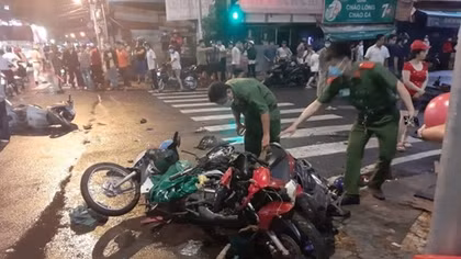Ô tô "lùa" nhiều xe máy dừng đèn đỏ, ít nhất 5 người bị thương