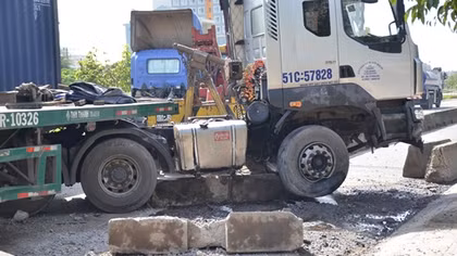 Xe đầu kéo lao dải phân cách, nhiều người tháo chạy