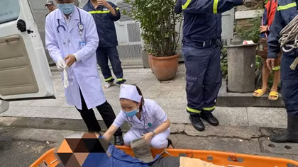 Đưa người đàn ông rơi từ công trình xuống nhà dân an toàn