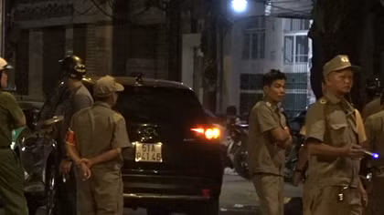 Xe ô tô chèn người phụ nữ hất cháu bé lên nóc capo