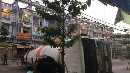 Xe trộn bê tông nổ lốp tông dải phân cách lật ngang đường