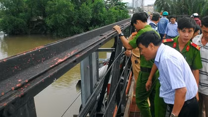 Sà lan chìm sau khi tông cầu Rạch Đỉa