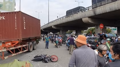 Chồng khóc ngất khi vợ bị xe đầu kéo tông tử vong