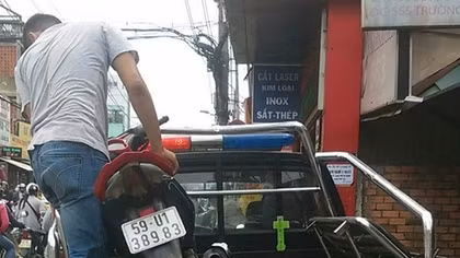 Người mặc áo Grabbike đâm người sau va chạm giao thông