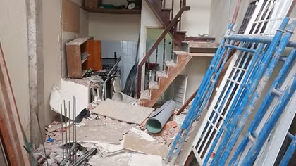 Rơi từ tầng 2, nam công nhân bị cọc sắt xuyên qua người