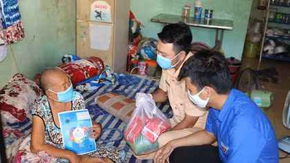 Bất ngờ khi thấy CSGT đến tận phòng trọ trao quà
