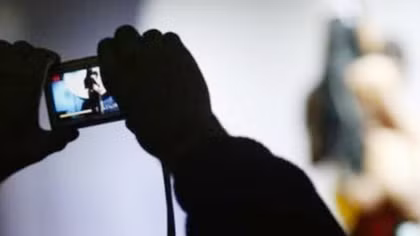 Dùng clip nóng cưỡng đoạt tài sản người khác để nuôi vợ bầu