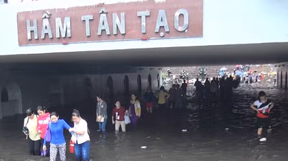 Hầm chui Tân Tạo ngập sau cơn mưa