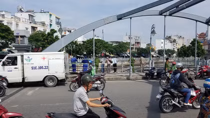 Thi thể đang phân hủy trôi trên kênh Tân Hóa