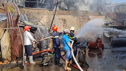 Cháy kho nhớt lan sang 21 phòng trọ