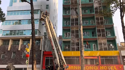 Cứu 7 người mắc kẹt trong căn nhà bị cháy lúc rạng sáng