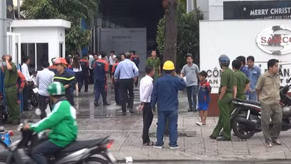 Cháy garage ô tô trong chiều mưa bão