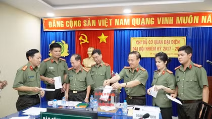 Chi bộ báo CAND tại TP Hồ Chí Minh quyên góp ủng hộ đồng bào miền Trung