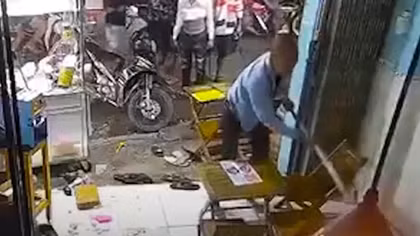 Hơn chục côn đồ cầm mã tấu đập phá quán trà sữa