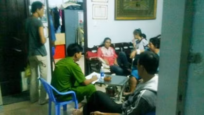 Một người đàn ông rơi trong chung cư tử vong