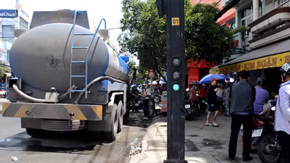 Va chạm với xe bồn, 2 học sinh tử vong