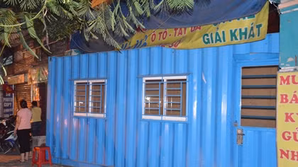30 giang hồ chém người, cẩu thùng container chắn ngang nhà dân