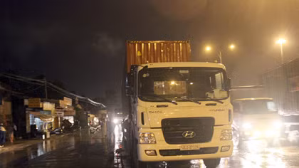Thương tâm bé trai dắt xe đạp bị xe đầu kéo tông tử vong