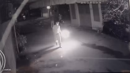 Truy tìm kẻ ném chai xăng đốt phòng trọ suýt thiêu chết 4 người