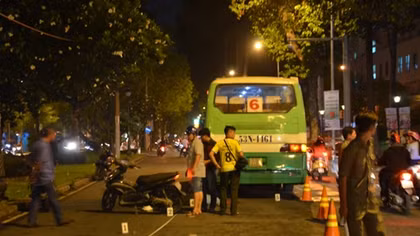 Va chạm với 2 xe máy, một người bị xe buýt tông tử vong