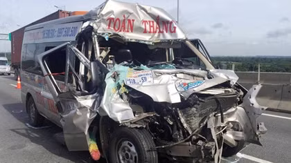Xe khách nát bét sau cú tông vào đuôi xe đầu kéo trên cao tốc