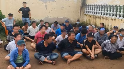 Tụ tập hàng chục người đá gà ăn tiền 