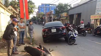 Ô tô 4 chỗ lao ngược chiều "hạ gục" 3 xe máy