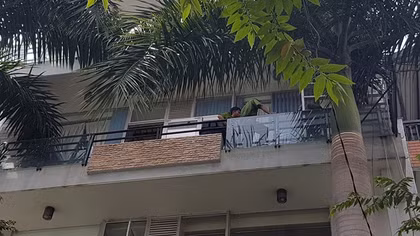 Người phụ nữ tay nắm sợi dây điện tử vong trong căn nhà 5 tầng