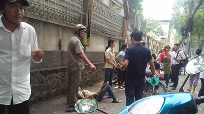 Đâm người yêu rồi tự tử giữa phố đông người