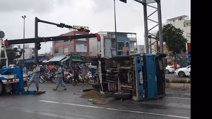Tránh xe máy, xe ben chở đá lật trên đường