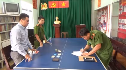 Trung sĩ CSCĐ trả lại ví tiền có giá trị lớn cho người đánh rơi