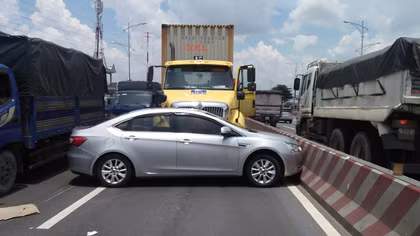 Xe đầu kéo tông xe 4 chỗ đẩy một đoạn dài trên đường QL