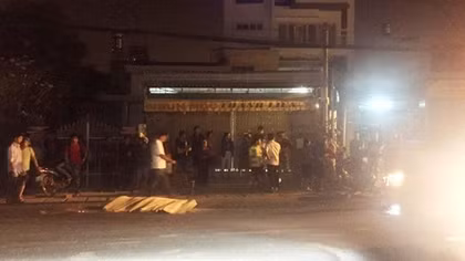 Va chạm giao thông, cô gái trẻ rơi vào bánh xe đầu kéo