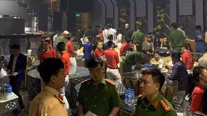 35 thanh niên phê ma tuý trong quán bar 386