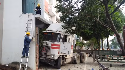 Tài xế xe đầu kéo ngủ gật lao xe vào nhà dân