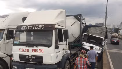 Ba vụ va chạm liên tiếp, cầu Phú Mỹ kẹt cứng