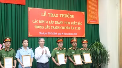 Trao thưởng cho các đơn vị phá chuyên án 1.390 bánh heroin