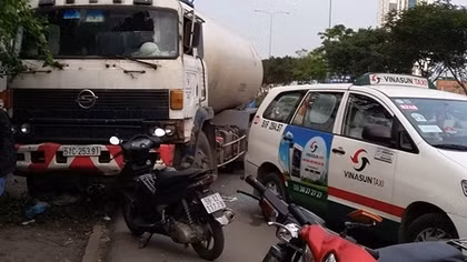 Khách chờ xe buýt tháo chạy vì xe bồn chở xăng tông văng taxi