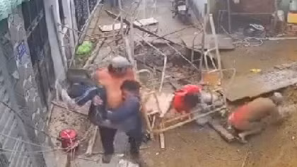 Sập giàn giáo, 3 người rơi từ độ cao 5m xuống đất trọng thương