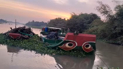 Cát tặc bỏ phương tiện nhảy sông trốn cảnh sát đường thủy