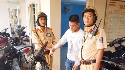 Đang đem xe trộm được đi bán gặp CSGT